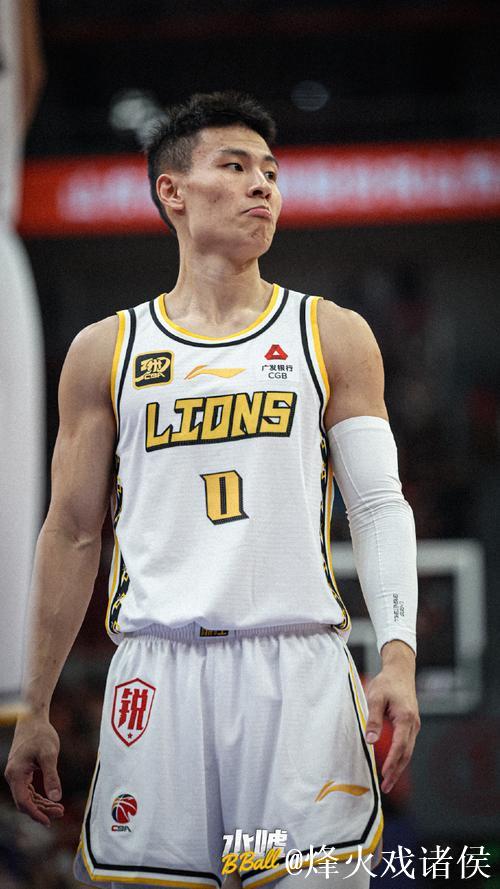 唯快不破！@林秉圣Nelson 持球推进，觅得空隙直杀内线，强硬上篮造成2+1！